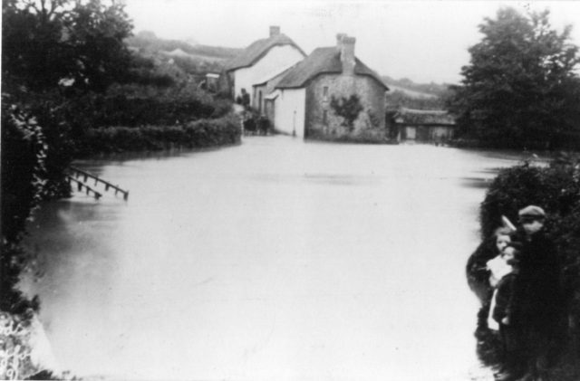 DR9 THe Drayford Flood 1909.jpg