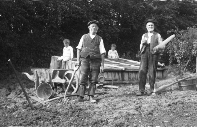 FA3 Early postcard Unknown people and date.jpg