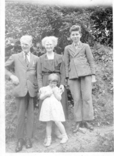P27 Bert Vickery sister Nellie and nephew Jack Yendell.jpg