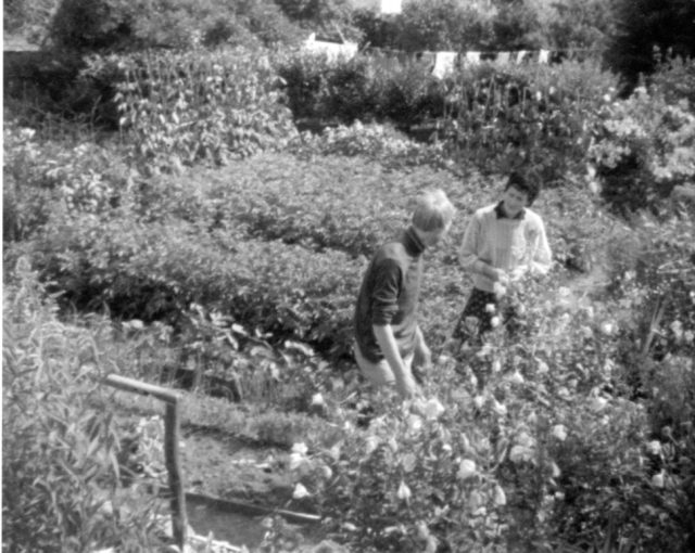 EV10 Alan Tanner at Knights Cottage talking to  Rosemary Webber.jpg