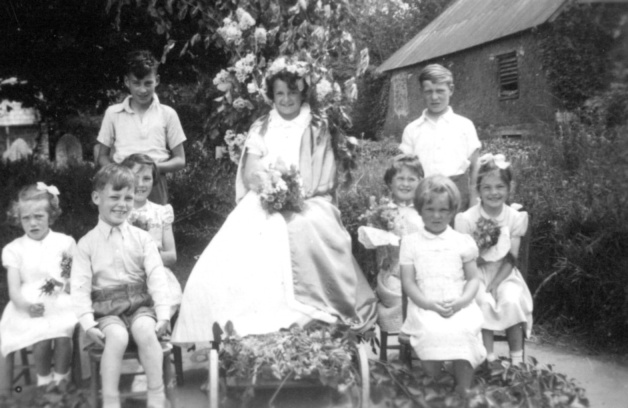 Stella Webber May Queen May 1954 and attendants